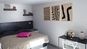 1 dormitorio, tabla de planchar con plancha, wifi y ropa de cama