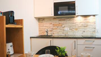 Kühlschrank, Mikrowelle, Herdplatte, Wasserkocher mit Kaffee-/Teezubehör