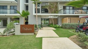 Un edificio moderno con un letrero que dice 'haus residences'.
