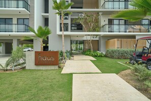 Exterior - Modern 2BR| Cap Cana| King Bed +  Full Kitchen (Punta Cana)