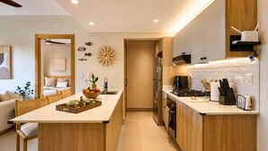 Una cocina moderna con una isla central, armarios de madera y una estufa empotrada.