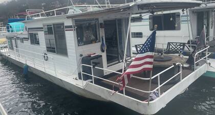 Walk up to this houseboat on beautiful Norris Lake, Maynardville Tennessee.