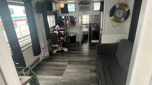 Ein gemütlicher, kompakter Wohnbereich mit Sofa, Küchenzeile und Essplatz.
