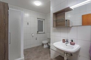 Standaard appartement, meerdere slaapkamers, 2 badkamers (Family Oasis Jadreski With Pool) | Badkamer | Een douche, een haardroger, handdoeken, zeep