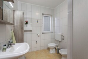 Standaard appartement, meerdere slaapkamers, 2 badkamers (Family Oasis Jadreski With Pool) | Badkamer | Een douche, een haardroger, handdoeken, zeep