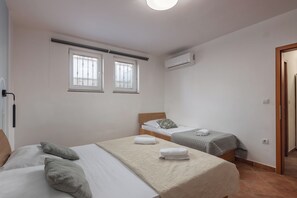 2 chambres, fer et planche à repasser, Wi-Fi, draps fournis