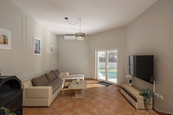 Standaard appartement, meerdere slaapkamers, 2 badkamers (Family Oasis Jadreski With Pool) | Woonruimte | Een 19-inch smart-tv met kabelzenders