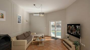 Standard Apartment, 2 Bedrooms, 2 Bathrooms (Family Oasis Jadreski With Pool) | Living area | 19-inch Smart TV with cable channels