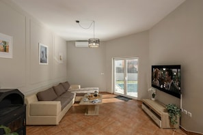 Standard Apartment, Multiple Bedrooms, 2 Bathrooms (Family Oasis Jadreski With Pool) | Living area | 19-inch Smart TV with cable channels - Oasis Jadreski Apartments (Liznjan)