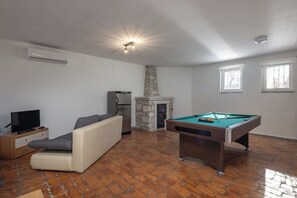 Standaard appartement, meerdere slaapkamers (Oasis Jadreski With Pool) | Woonruimte | Een 19-inch smart-tv met kabelzenders