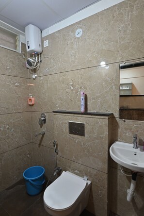 Shower, towels, soap - Cozy 1-bedroom apartment in Indore with AC (Indore)