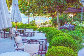 Outdoor dining - Studio apartment near Opatija with hot tub, swimming pool and panoramic sea view (Matulji)