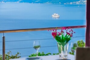 Property grounds - Studio apartment near Opatija with hot tub, swimming pool and panoramic sea view (Matulji)