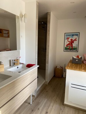 Shower, hair dryer, towels, toilet paper