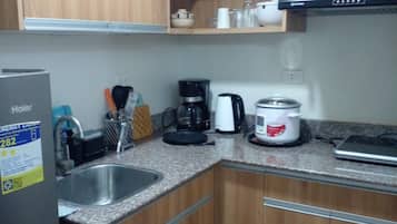 Refrigerador, placa de cocina, cafetera/tetera, tetera/pava eléctrica