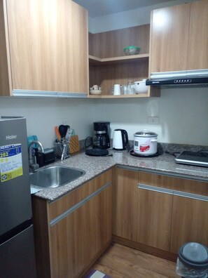 Refrigerador, placa de cocina, cafetera/tetera, tetera/pava eléctrica