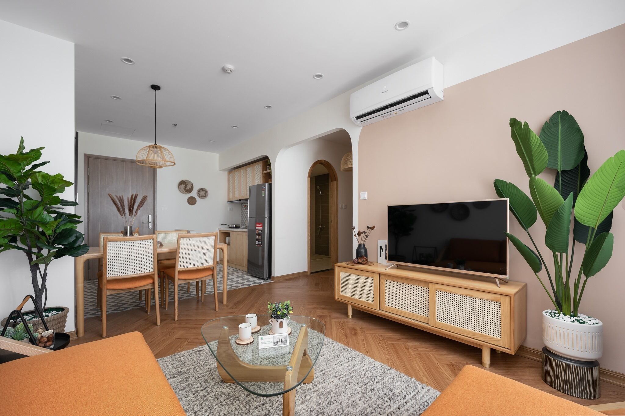 Comfort Apartment, 1 Queen Bed, Lake View | Living area