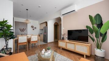 Comfort Apartment, 1 Queen Bed, Lake View | Living area