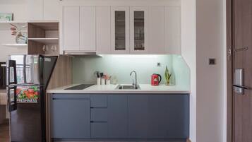 Comfort Apartment, 1 Queen Bed, Lake View | Private kitchen | Full-size fridge, microwave, stovetop, cookware/dishes/utensils