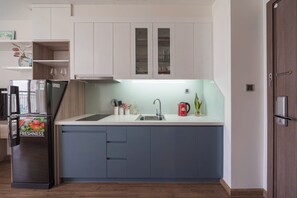 Appartement Confort, 1 grand lit, vue sur le lac | Cuisine privée | Réfrigérateur grande capacité avec congélateur, four à micro-ondes