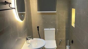 Camera Economy, balcone, vista città | Bagno | Set di cortesia gratuito, asciugamani, sapone, shampoo