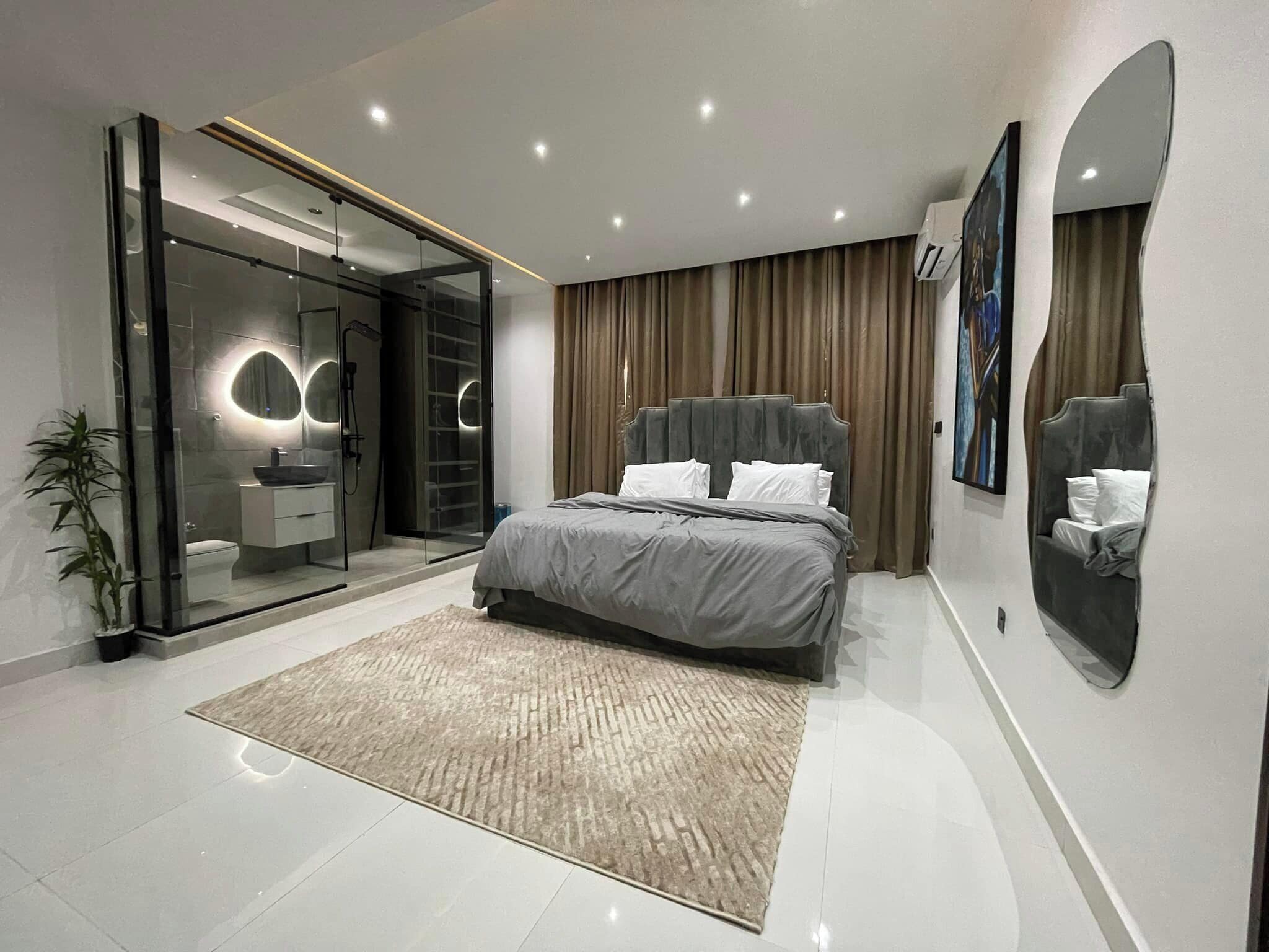 Økonomirom, balkong, byutsikt | Skrivebord, skrivebord for bærbar PC, blendingsgardiner og lydisolert