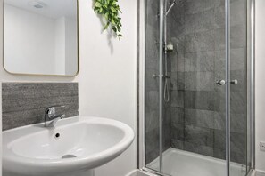 Doccia, asciugacapelli, asciugamani, sapone