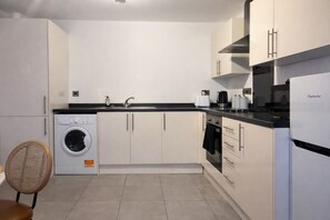 Fridge, microwave, oven, stovetop - Stylish 2 Beds w/ Free Parking near Old Trafford (Salford)