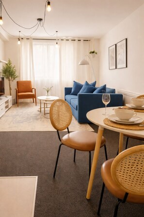 Smart TV, books - Stylish 2 Beds w/ Free Parking near Old Trafford (Salford)