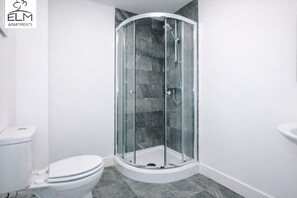 Dusche, Haartrockner, Handtücher, Seife