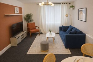 Smart TV, books - Stylish 2 Beds w/ Free Parking near Old Trafford (Salford)