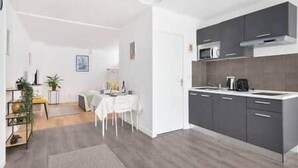 Fridge, microwave, stovetop, cookware/dishes/utensils - Studio Cosy Paris/CDG/Expo/Stade (Aulnay-sous-Bois)