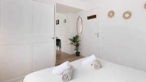 1 bedroom, iron/ironing board, WiFi, bed sheets - Elegant Flat: Paris - CDG/Expo (Aulnay-sous-Bois)