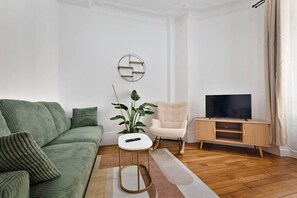Living area - Cozy 3-Bedroom Apartment Near Paris/La Défense/Fondation LV (Suresnes)