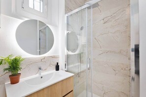 Bathroom - Cozy 3-Bedroom Apartment Near Paris/La Défense/Fondation LV (Suresnes)