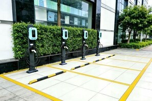 Ein Parkplatz mit Ladestationen für Elektroautos.