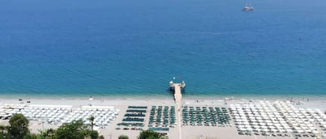 Privat strand i nærheten, solsenger, parasoller og strandbar