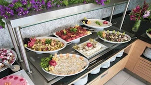 A buffet with various dishes and a cake. - Elit Life Hotel - All Inclusive (Kemer)