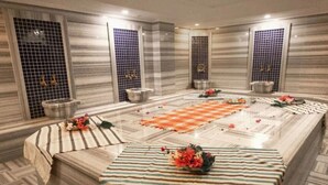 A spacious room with a large marble table, striped tablecloths, and flower arrangements. - Elit Life Hotel - All Inclusive (Kemer)