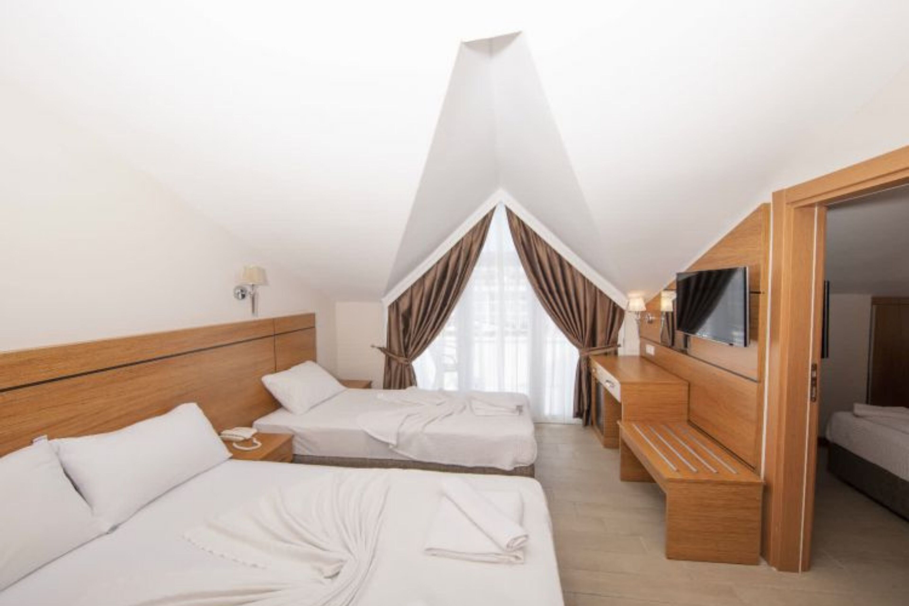 Standard trippelrum - balkong | Sängtillbehör av högsta kvalitet och minibar