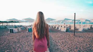 Privatstrand in der Nähe, Liegestühle, Sonnenschirme, Strandbar