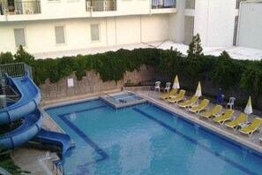 Außenpool (je nach Saison geöffnet), Sonnenschirme, Liegestühle