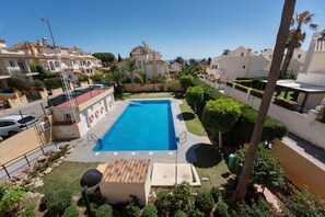 Pool - Holiday Home 'Beachside Townhouse - Sleeps 8' with Sea View, Wi-Fi and Air Conditioning (marbella)