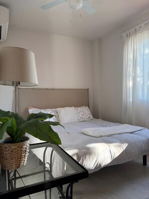 Een strijkplank/strijkijzer, wifi, beddengoed