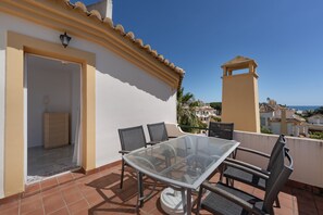 Outdoor dining - Holiday Home 'Beachside Townhouse - Sleeps 8' with Sea View, Wi-Fi and Air Conditioning (marbella)