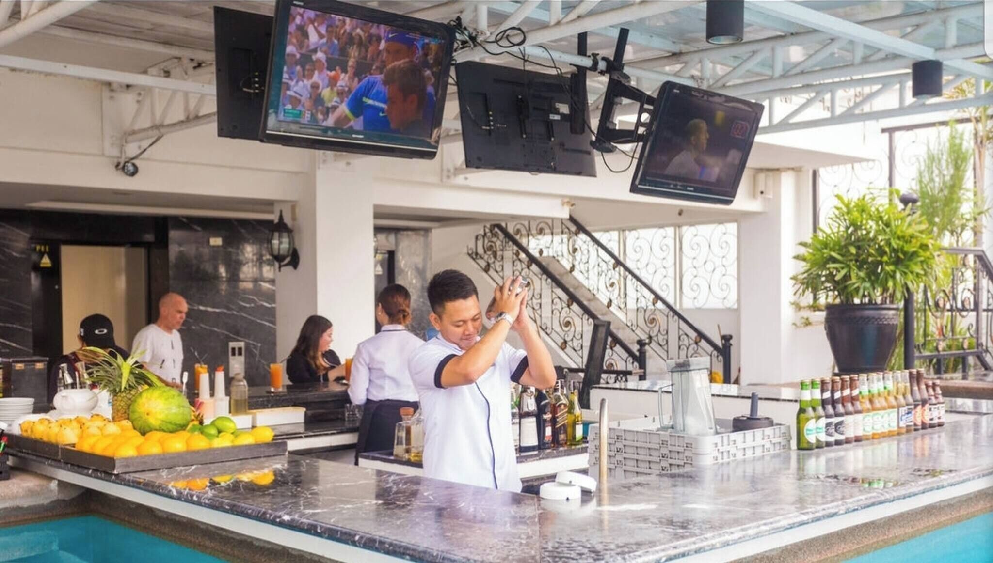 Apartment, 1 Bedroom | Bar (on property)