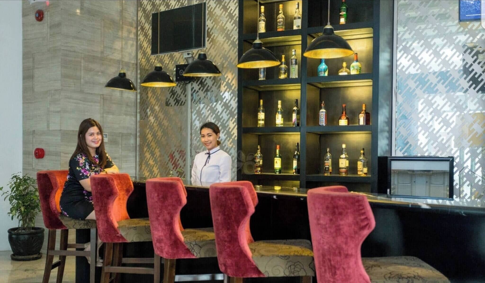 Apartment, 1 Bedroom | Bar (on property)