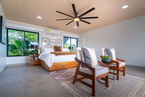 Tabla de planchar con plancha, wifi gratis y ropa de cama 
