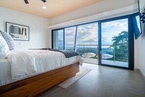 Tabla de planchar con plancha, wifi gratis y ropa de cama 