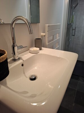 Douche, sèche-cheveux, serviettes fournies, savon